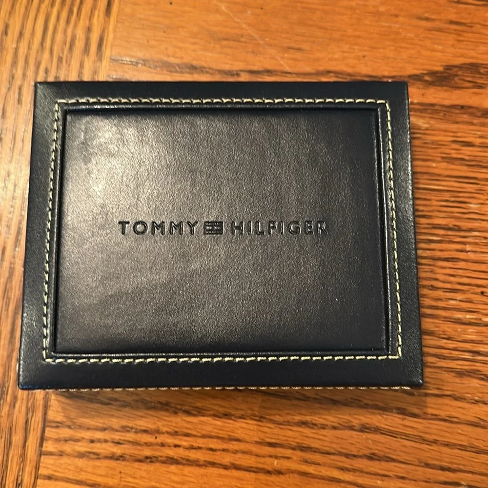 New in box mens Tommy Hilfiger Black Leather wallet